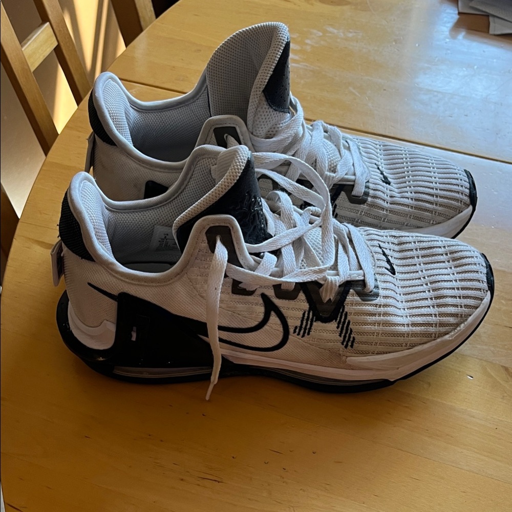 Nike Men’s White and Black Lightweight Training Sneakers